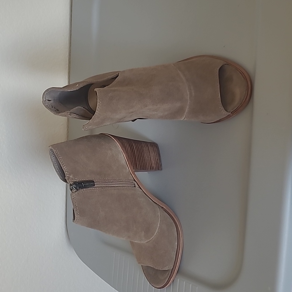Vince Camuto Taupe Suede Block Heel Open-Toe Bootie Size 7.5 - Picture 2 of 8